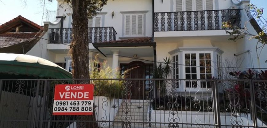 Vendo hermosa casa de 430 m², sobre J. F. Kennedy entre Cerro Corá y Azara.
