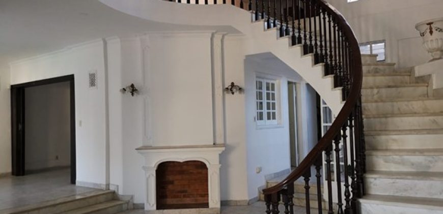 Vendo hermosa casa de 430 m², sobre J. F. Kennedy entre Cerro Corá y Azara.