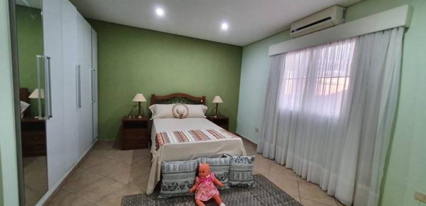 Vendo confortable residencia sobre la Avda. Félix Bogado, Asunción