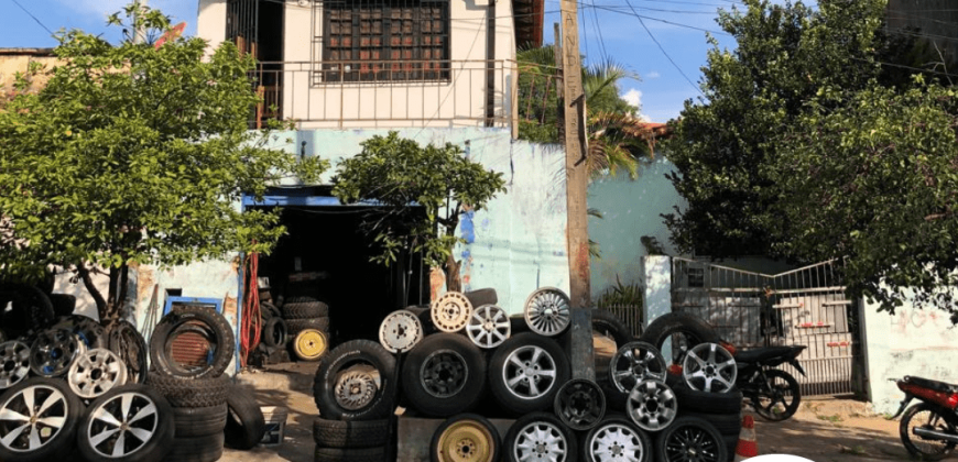 Vendo casa de dos plantas en Asunción sobre doble avenida.